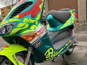 APRILIA SR „PEACE & LOVE“ – VALENTINO ROSSI EDITION (LIMITIERT)