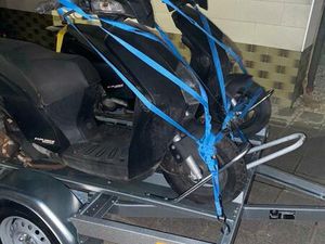 WIR BIETEN TRANSPORTE VON QUADS/MOTORRÄDER/ROLLER USW. AN