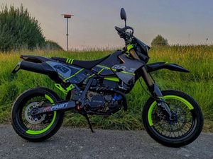 SUZUKI DRZ 400 SM – KOMPLETT NEU, SERVICEHEFT LÜCKENLOS