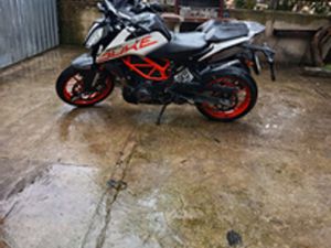 KTM DUKE 390 AKRAPOVIC