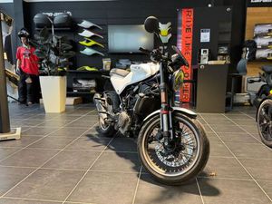 HUSQVARNA SVARTPILEN 401 A2 2023 401 CM3 | MOTO ROADSTER | 3 961 KM | BLANC | 44800 ST HERBLAIN