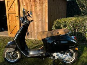 ② VESPA 50 CC, NOIRE AVEC SIÈGE MARRON ET PARE-BRISE SPORTIF