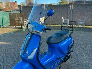 GTS BRAVO 2021 GELE PLAAT 1800KM NIEUWE ACCU INCL TOEBEHOREN — SCOOTERS | VESPA — MARKTPLAATS