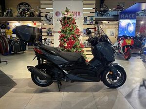 YAMAHA XMAX 125 TECH MAX 1ERE MAIN 78€/MOIS* FAIBLE KM GTIE 12 MOIS +DE 1300€ D'EQUIPEMENT 2023 125 CM3 | SCOOTER | 600 KM | GRIS | 83520 ROQUEBRUNE SUR ARGENS