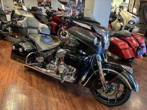 2020 INDIAN MOTORCYCLE® ROADMASTER® ELITE THUNDER BLACK VIVID CRYSTAL OVER GUNMETAL FLAKE