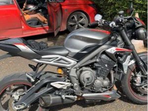 TRIUMPH STREET TRIPLE 765 RS