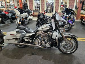 2015 HARLEY-DAVIDSON® CVO™ STREET GLIDE® TWO-TONE HARD CANDY MERCURY/SMOKY QUARTZ FLAMES