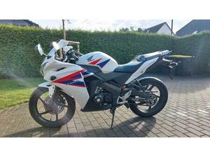HONDA CBR125R ERST 8800 KM GELAUFEN !!!