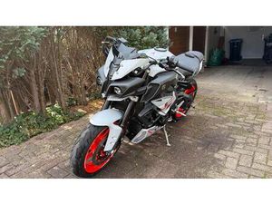 YAMAHA MT10 *AKRAPOVIC*VIELE EXTRAS*