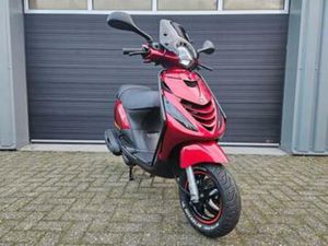 PIAGGIO ZIP 4T E4 BROM BJ 06-2020 CANDY RED 4586KM + OPTIES! — SCOOTERS | PIAGGIO — MARKTPLAATS