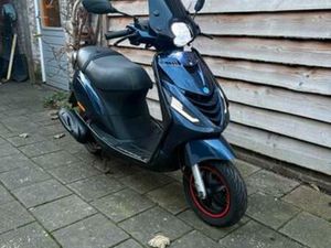 PIAGGIO ZIP BROM 2017 FULL OPTION — SCOOTERS | PIAGGIO — MARKTPLAATS
