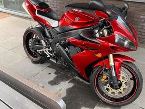 ② YAMAHA YZF-R1