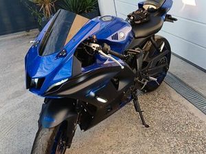 YAMAHA R7