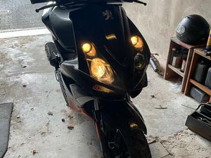 SCHWARZER MOTORROLLER MIT BELEUCHTUNG