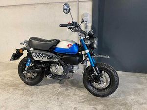 ② HONDA MONKEY 125 FUN MINIBIKE IN SHOWROOMSTAAT