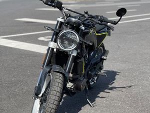 HUSQVARNA SVARTPILEN 401 / KTM MOTORRAD A2