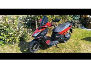 KYMCO SUPER 8 50 4T MIT HELM UND ABDECKPLANE