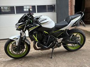 KAWASAKI Z650 NAKEDBIKE- TOP GEPFLEGT, VIEL ZUBEHÖR & A2-TAUGLICH