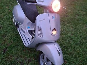 ② VESPA 125 GTS 2010 12 000 KM