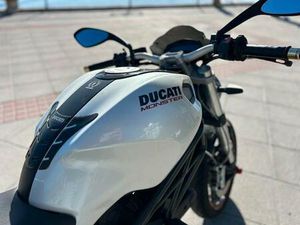 DUCATI - MONSTER 696