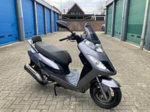 ZEER MOOIE KYMCO NEW DINK 125 CC MOTORSCOOTER ! 1E EIGENAAR — SCOOTERS | KYMCO — MARKTPLAATS