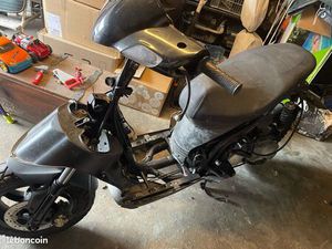 VENDS SCOOTER THYPHOON 2017 À REMONTER CT OK