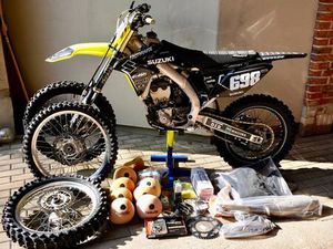 SUZUKI RM-Z 250 - TOP GEPFLEGT MIT VIELEN TEILEN
