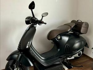 VESPA 946 EMPORIO ARMANI AVENIDAS NOVAS