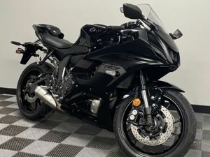 YAMAHA R7 2025 INKL. ZUBEHÖR IN SCHWARZ, TOP ZUSTAND