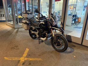 V85 TT GUARDIA D'ONORE