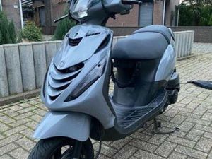 PIAGGIO ZIP 4T EURO 4 — SCOOTERS | PIAGGIO — MARKTPLAATS