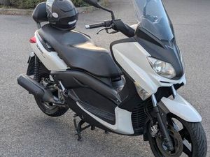 YAMAHA X-MAX 250