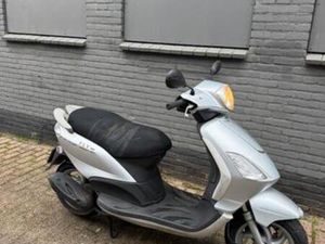PIAGGIO FLY BROM 45KM 4 TAKT BJ 2010 RIJDEND ZO INGERUILD — SCOOTERS | PIAGGIO — MARKTPLAATS