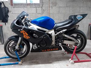 YAMAHA R6