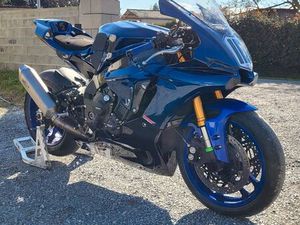 YAMAHA R1