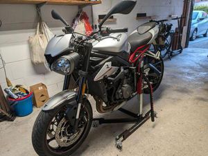 TRIUMPH STREET TRIPLE 765 R