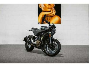 HUSQVARNA SVARTPILEN 401 VEEL EXTRA'S NW PRIJS € 7600,00 GRIJS