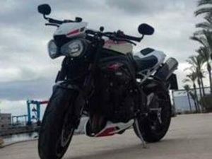 TRIUMPH - SPEED TRIPLE 1050 RS