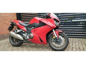 ② VFR800 HONDA VTEC 2018 SCHADEMOTOR.