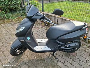 SCOOTER PEUGEOT KISBEE BLACK ÉDITION (COMME NEUF)