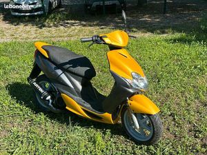 DÉCOUVREZ CE SCOOTER MBK 50 EN PARFAIT ÉTAT, ENTIÈREMENT RÉVISÉ ET PRÊT À ROULER À COLMAR