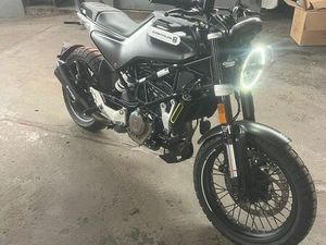 HUSQVARNA SVARTPILEN 125