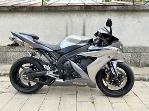 YAMAHA YZF-R1 →
