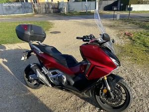 HONDA FORZA 750 ROUGE