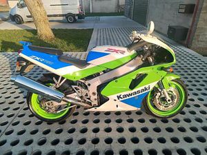 ② KAWASAKI ZXR 750 J