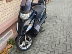 SCHWARZER MOTORROLLER 125 CCM - SEHR SPARSAM