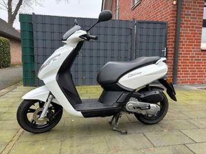 PEUGEOT KISBEE 50 (K1) – 45 KM/H ROLLER – GEPFLEGT – WEIß