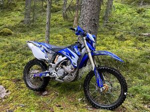 YAMAHA WR250F MED KOMPLETTA VINTERHJUL