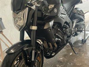 YAMAHA FZ1 NAKED BIKE - SCHWARZES KRAFTPAKET