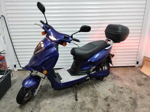 SEHR GEPFLEGTER E-ROLLER – GARAGENFAHRZEUG – PROBEFAHRT MÖGLICH